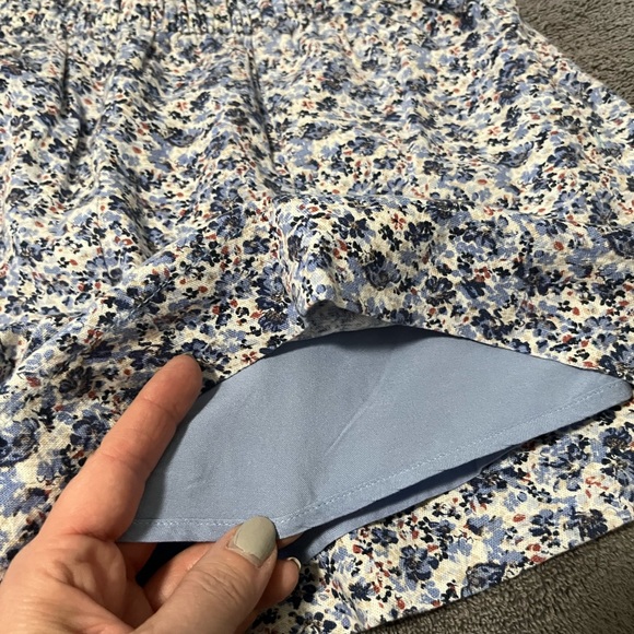 NWT Abercrombie & Fitch Blue Flowered Linen Shorts. Fully lined. Size Small. - Picture 5 of 13